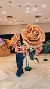 Exposição de flores gigantes é atração no Shopping Crystal