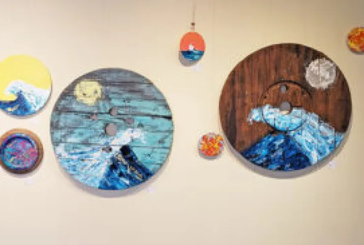 A reciclagem revelada em obras que vão do contemporâneo ao moderno