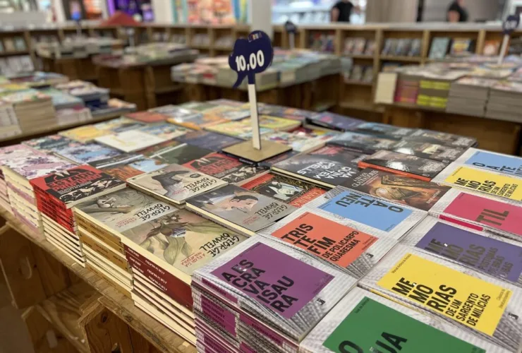 Feira do Livro segue até início de abril, no Shopping Curitiba, com preços a partir de R$ 7