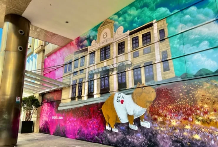 Mural gigante em fachada de shopping homenageia Curitiba