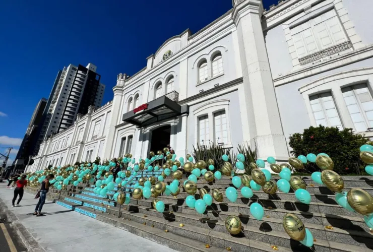 Shopping Curitiba amanhece repleto de balões, em homenagem ao aniversário da cidade