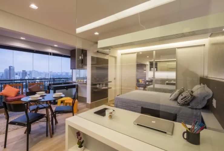 Décor com elementos de vidro: razões para empregar o material em variados ambientes e funções em casa