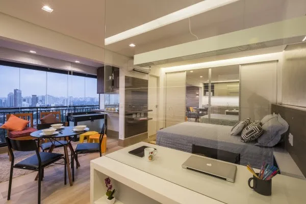 Décor com elementos de vidro: razões para empregar o material em variados ambientes e funções em casa