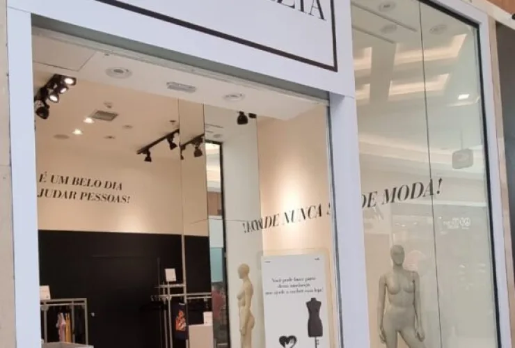 Loja vazia em shopping de Maringá arrecada roupas e sapatos para comunidade
