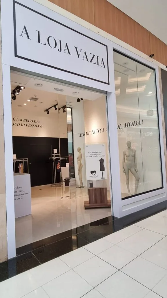 Loja vazia em shopping de Maringá arrecada roupas e sapatos para comunidade
