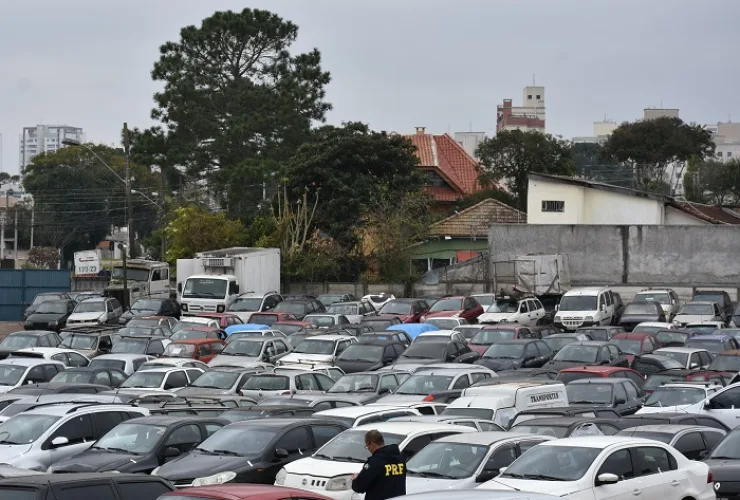 PRF faz leilão com mais de 100 veículos que poderão   voltar a circular no Paraná
