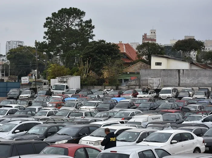 PRF faz leilão com mais de 100 veículos que poderão   voltar a circular no Paraná