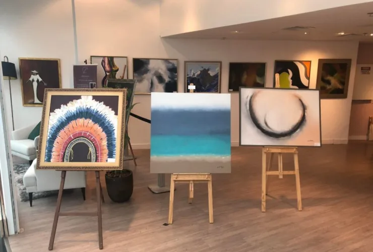 Exposição de quadros está em exibição no Shopping Crystal