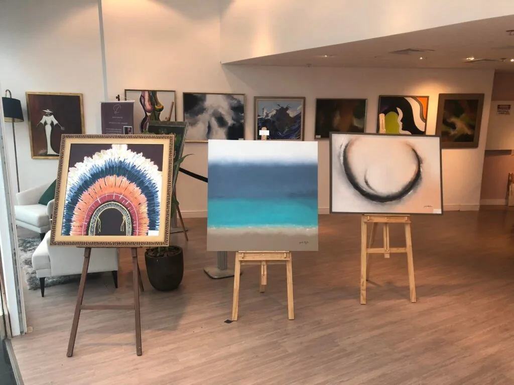 Exposição de quadros está em exibição no Shopping Crystal