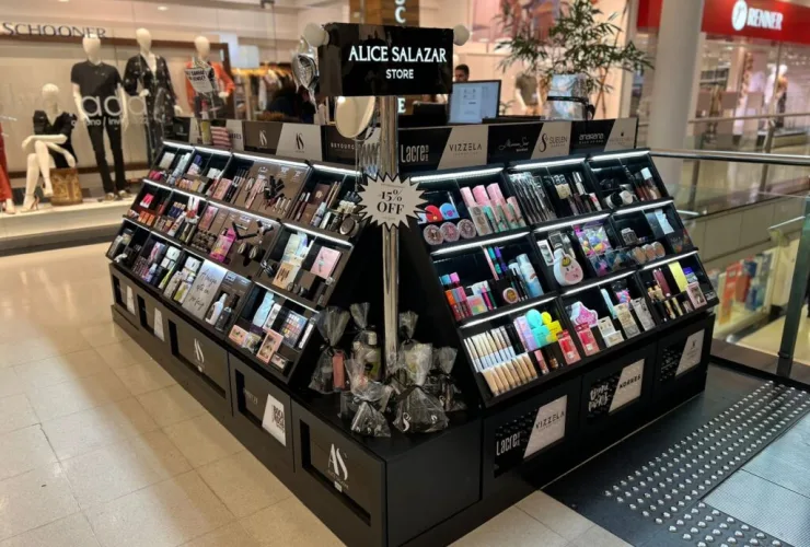 Shopping Curitiba inaugura quiosque da Alice Salazar, uma das maiores influenciadoras de maquiagem do país