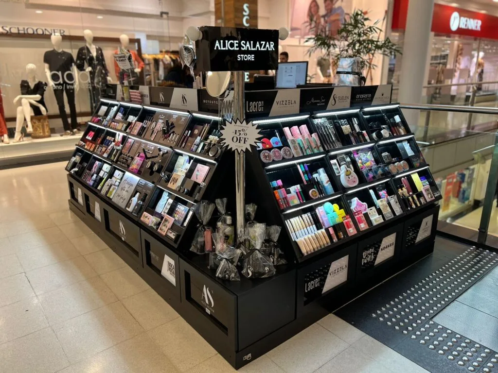Shopping Curitiba inaugura quiosque da Alice Salazar, uma das maiores influenciadoras de maquiagem do país
