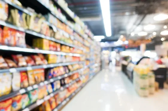 Frustração no supermercado: corrupção e preços altos no Brasil