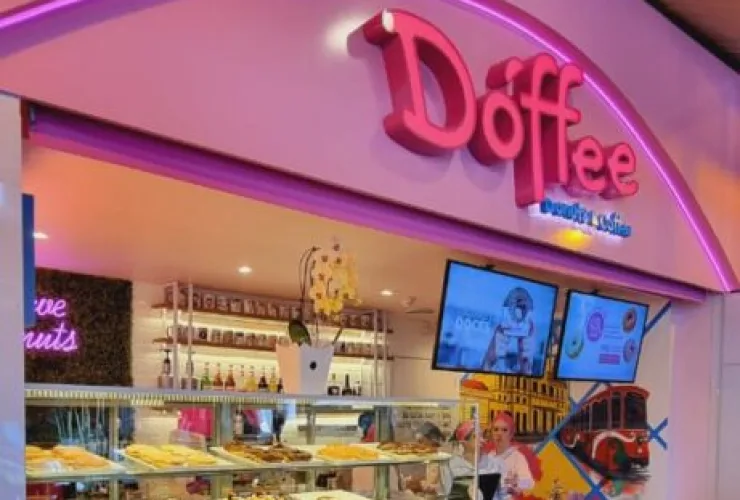 Doceria oferece mais de 25 sabores de donuts em sua nova loja