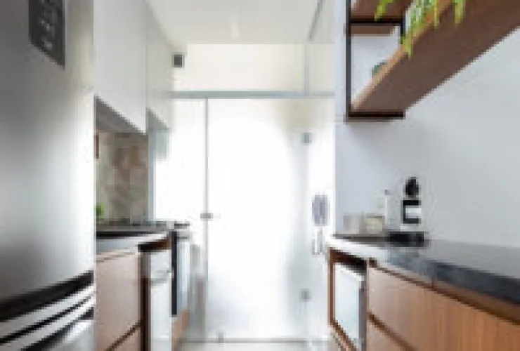 Cores, integração, aproveitamento dos materiais e soluções inteligentes marcam reforma de apartamento para um novo momento de vida