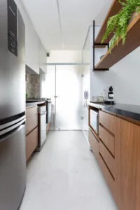 Cores, integração, aproveitamento dos materiais e soluções inteligentes marcam reforma de apartamento para um novo momento de vida