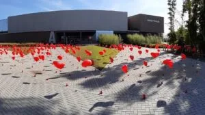 Jardim do Amor: Jockey Plaza Shopping realiza tradicional ação comemorativa de Dia dos Namorados com mais de mil balões em formato de coração