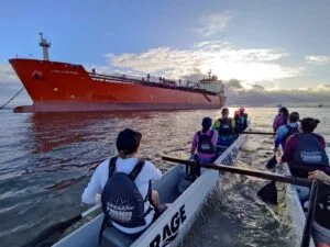 Passeios de canoa havaiana desvendam belezas da Baía de Paranaguá