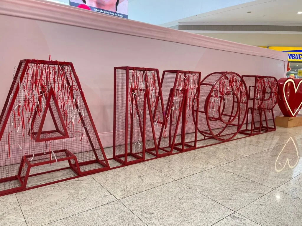Casais podem eternizar juras de amor em espaço instagramável