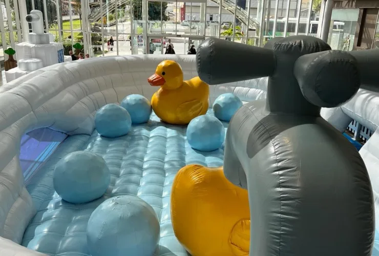 Atração infantil “Banheira dos Patinhos” abre gratuitamente para crianças com transtorno do espectro autista