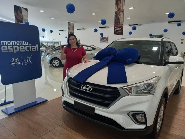 Fila para automóveis segue longa, mas consumidor não quer esperar
