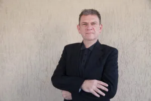 O livro não está apenas sobre a mesa