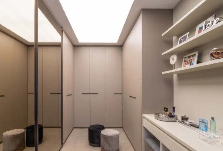 Organização e um ‘algo a mais’: 5 dicas para transformar o closet em um ambiente dos sonhos