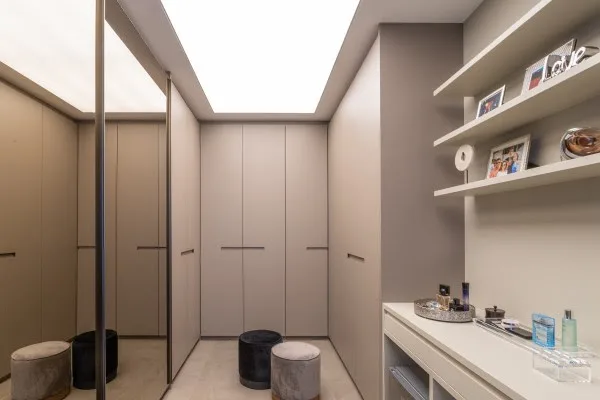 Organização e um ‘algo a mais’: 5 dicas para transformar o closet em um ambiente dos sonhos