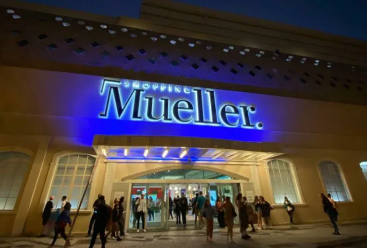 Mueller ilumina letreiro em solidariedade à Campanha Coração Azul