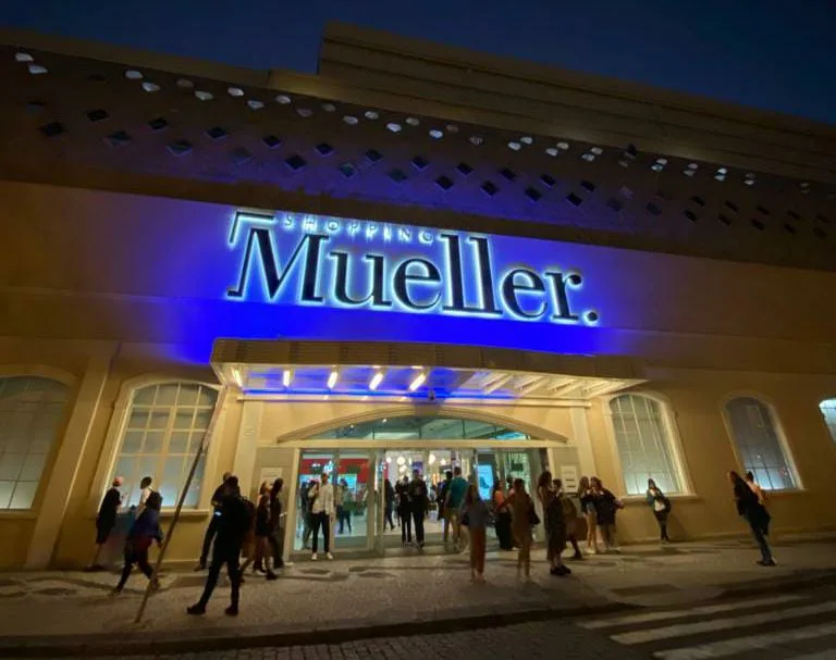 Mueller ilumina letreiro em solidariedade à Campanha Coração Azul