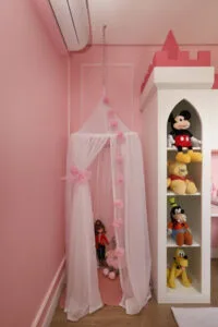 Sempre em alta no décor: paredes adornadas com as boiseries
