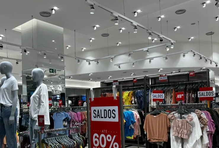 Liquidações em shopping de Curitiba chegam a 60% de desconto
