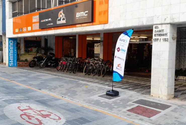 Em Curitiba, Seguros SURA oferece aos ciclistas espaço dedicado