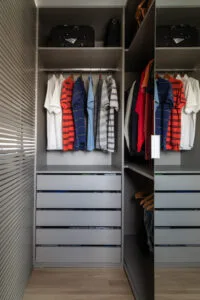 Ideias para montar closets e sapateiras em pequenos espaços