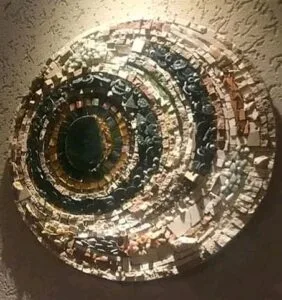 Exposição Quebrar e Realizar apresenta a autêntica produção do trabalho artístico com o mosaico