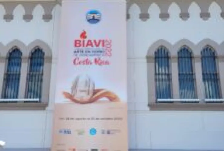 Primeira edição da Bienal Internacional Ibero-Americana de Arte em Vidro conta com a participação de renomada artista curitibana