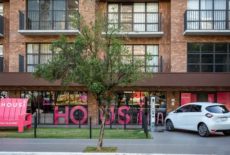 Mobilize inicia parceria com a Housi para carsharing e locação  de curta duração de veículos