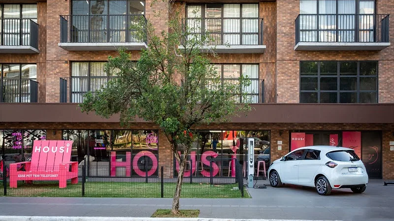 Mobilize inicia parceria com a Housi para carsharing e locação  de curta duração de veículos