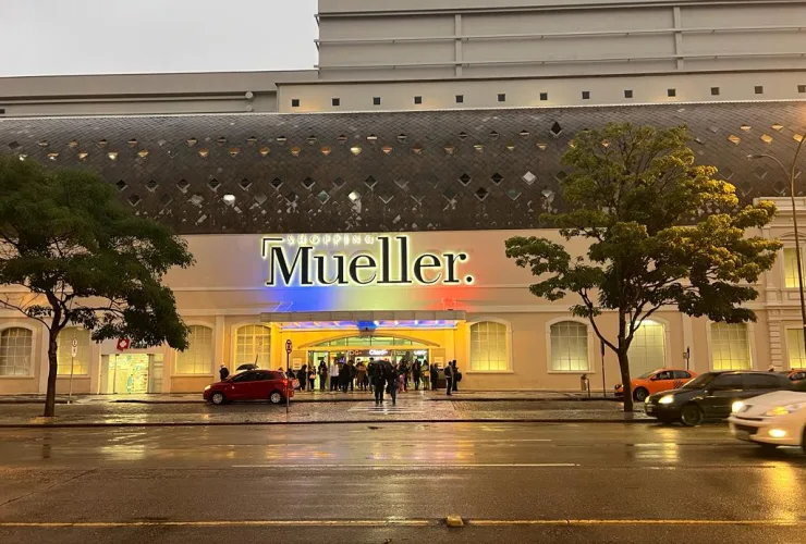 Shopping Mueller ilumina fachada em homenagem à rainha Elizabeth II