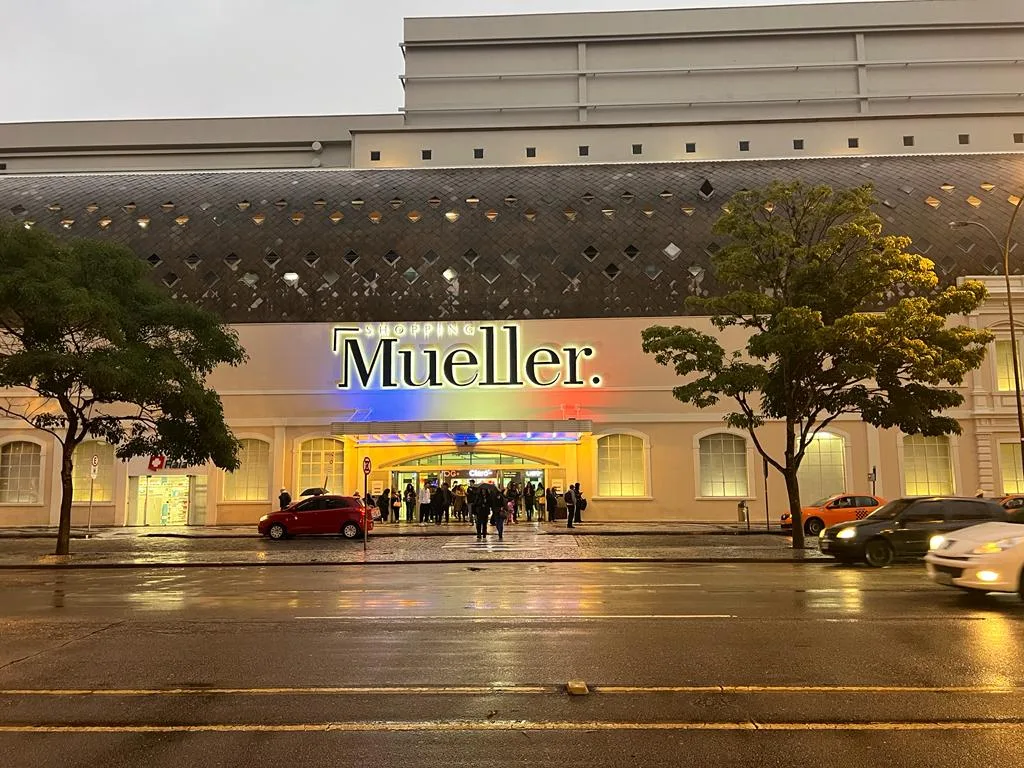 Shopping Mueller ilumina fachada em homenagem à rainha Elizabeth II