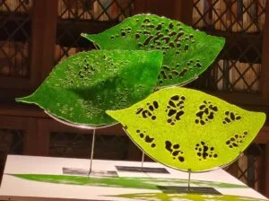 Texturas e perfurações em belas formas orgânicas ressaltam obra brasileira na Itália