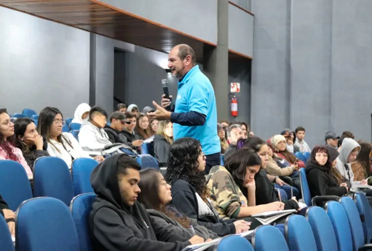 Teatro Guaíra recebe aulão gratuito sobre o Enem