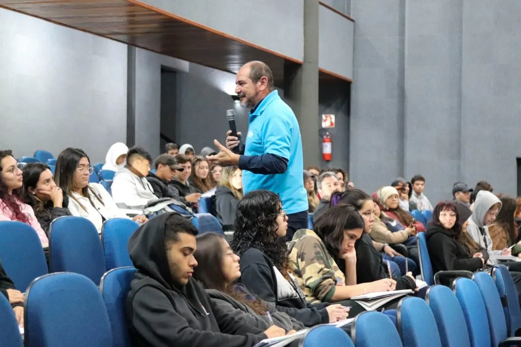 Teatro Guaíra recebe aulão gratuito sobre o Enem