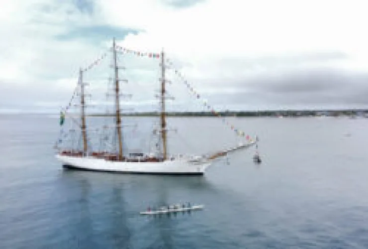 Empresa curitibana doa canoa havaiana para Marinha do Brasil