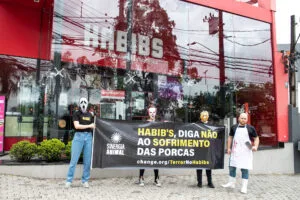 Em clima de Halloween, ativistas pedem que Habib's se posicione contra o  sofrimento animal