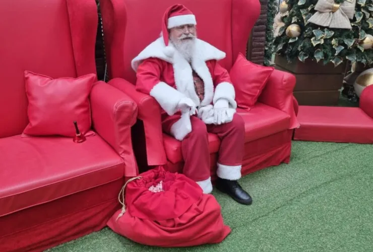 Papai Noel do Shopping Catuaí entrega presentes de Natal comprados pela Assistente de Compras