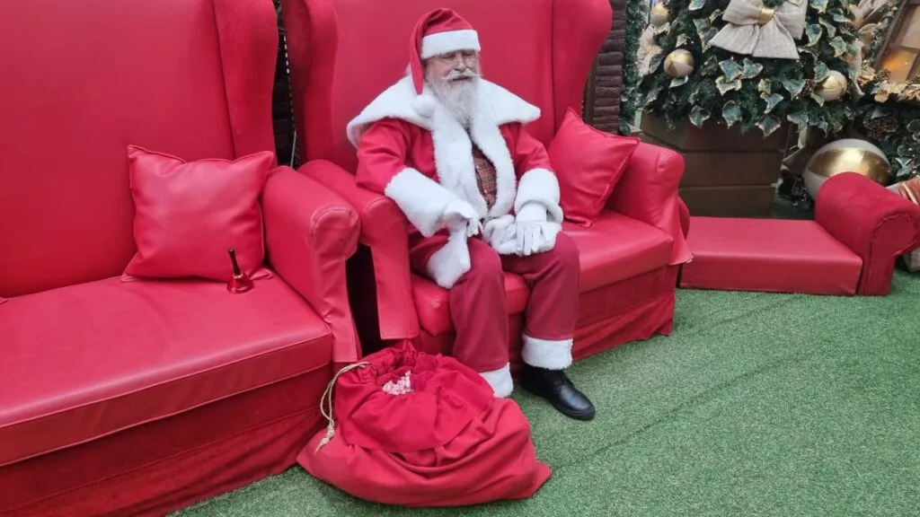 Papai Noel do Shopping Catuaí entrega presentes de Natal comprados pela Assistente de Compras