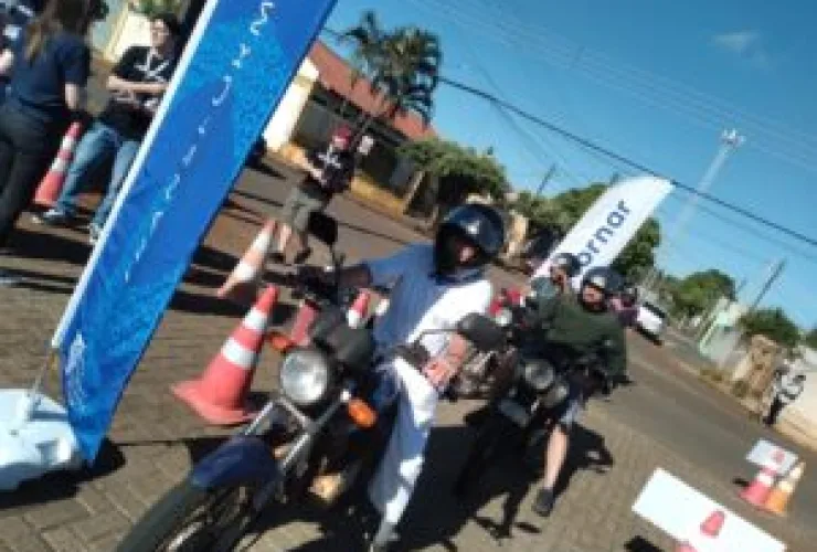 Ação social de instituto enche o tanque de motos de entregadores