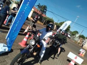Ação social de instituto enche o tanque de motos de entregadores