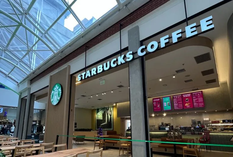 Novidade para amantes de café inaugura no Shopping Estação com deck externo e espaço ao ar livre