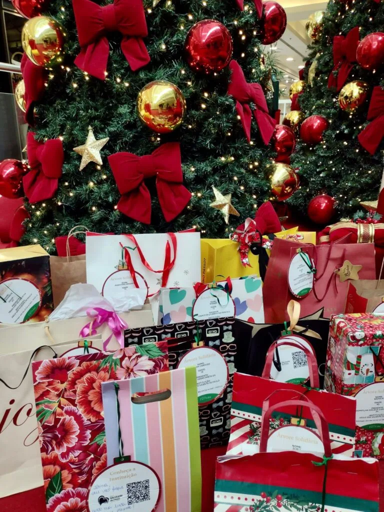 Shopping Curitiba arrecada mais de 300 presentes para famílias de Curitiba